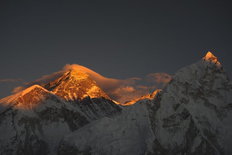 Mount Everest und Nuptse im goldenen Abendlicht, gesehen vom Kala Patthar