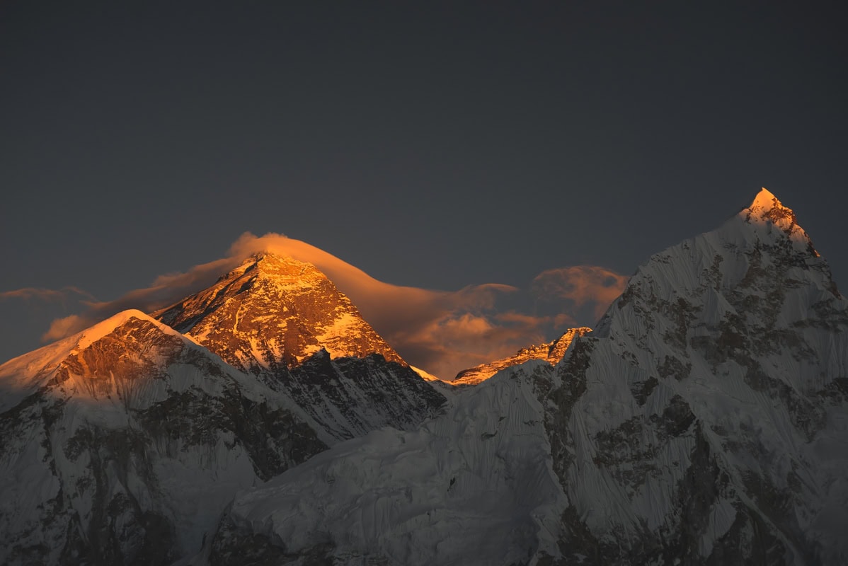 Mount Everest und Nuptse im goldenen Abendlicht, gesehen vom Kala Patthar