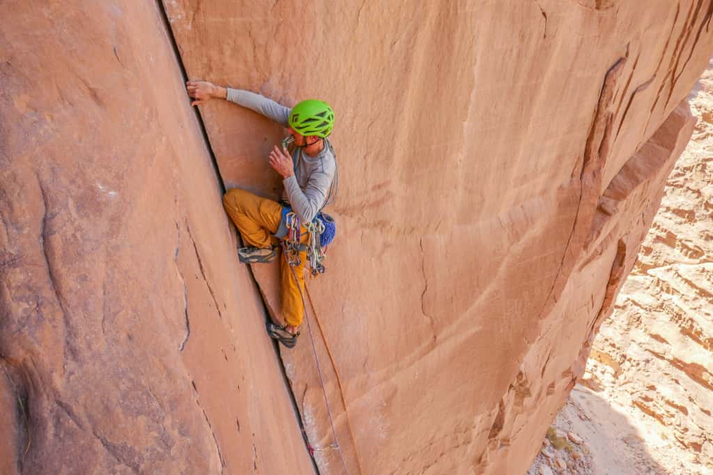 Kletterer in einem Sandsteinriss im Wadi Rum