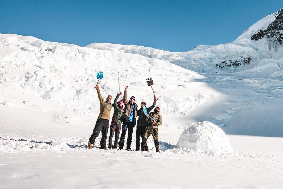 Eine erfolgreiche Gruppe beim Iglu aufbau