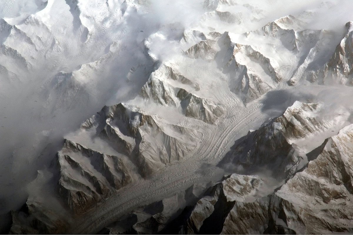 Vergletschertes Hochgebirge des Tien Shan aus der Luft