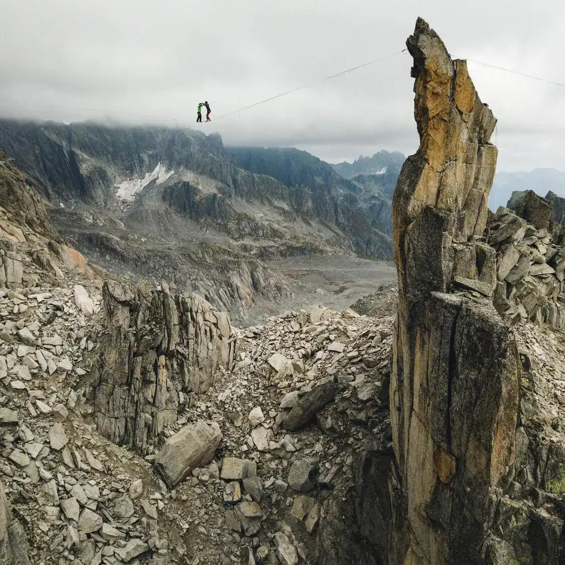 Highliner balanciert auf einer Slackline zwischen zwei Felstürmen