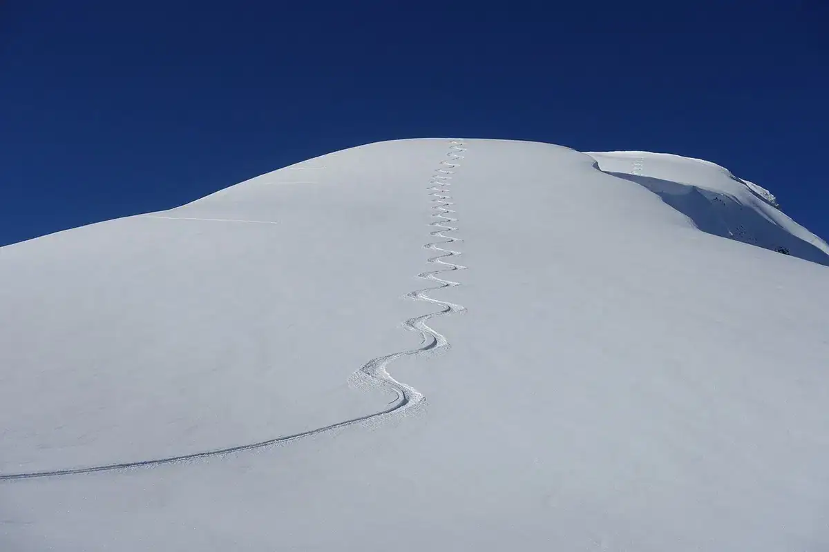 Ski Spuren um die Konkordiahütte