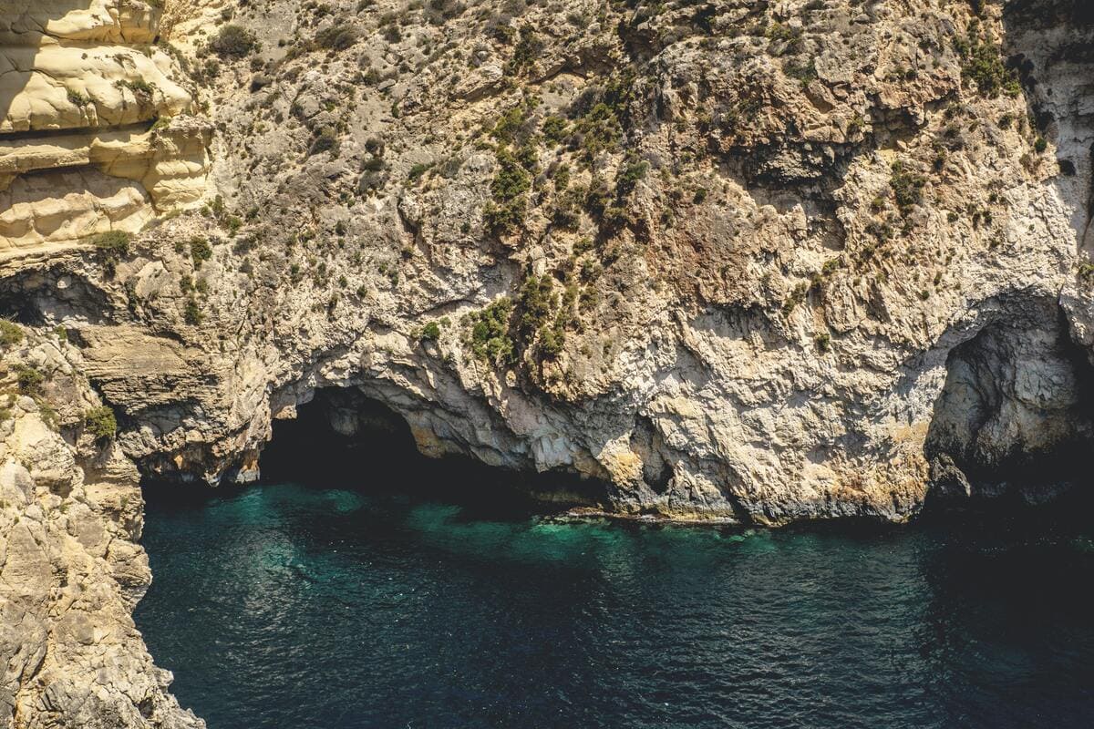 Kalksteilküste mit Höhle und türkisem Meer auf Malta
