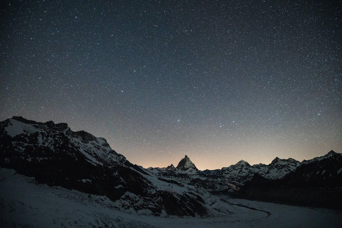 Matterhorn bei Nacht unter Sternenhimmel