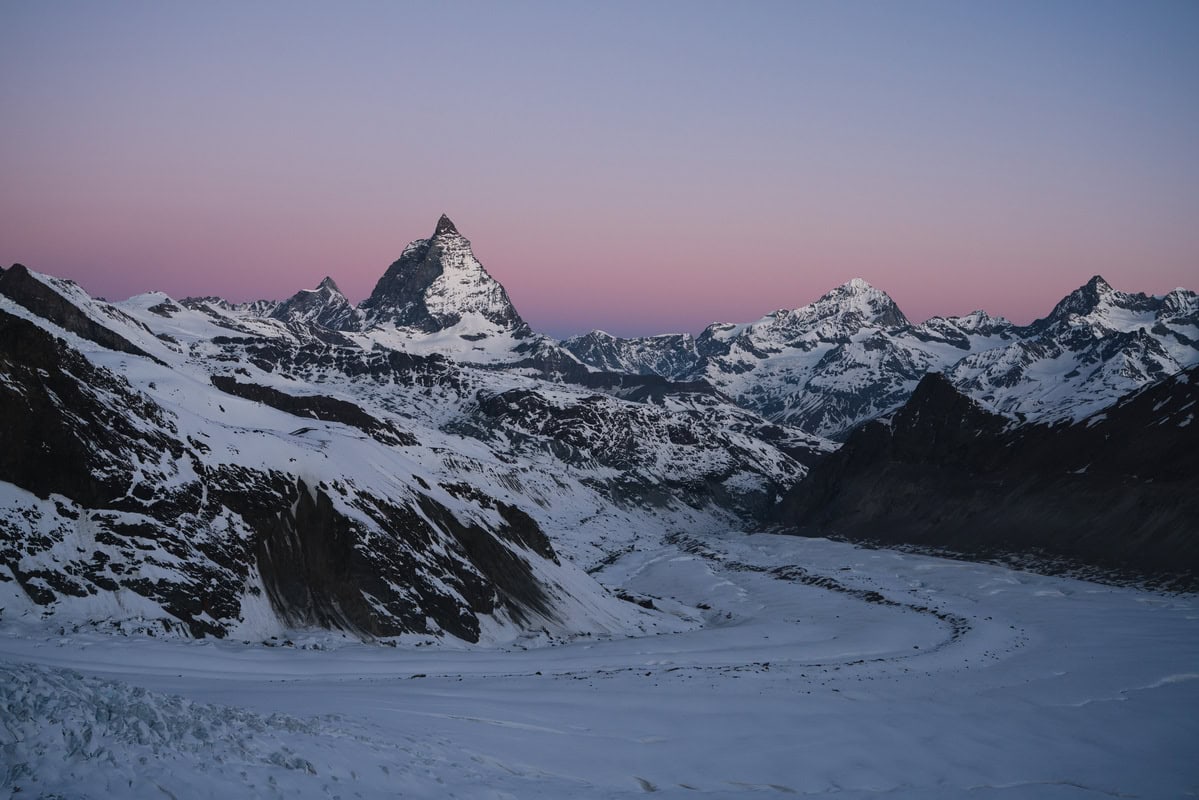 Matterhorn im Morgenrot über dem Gletscher