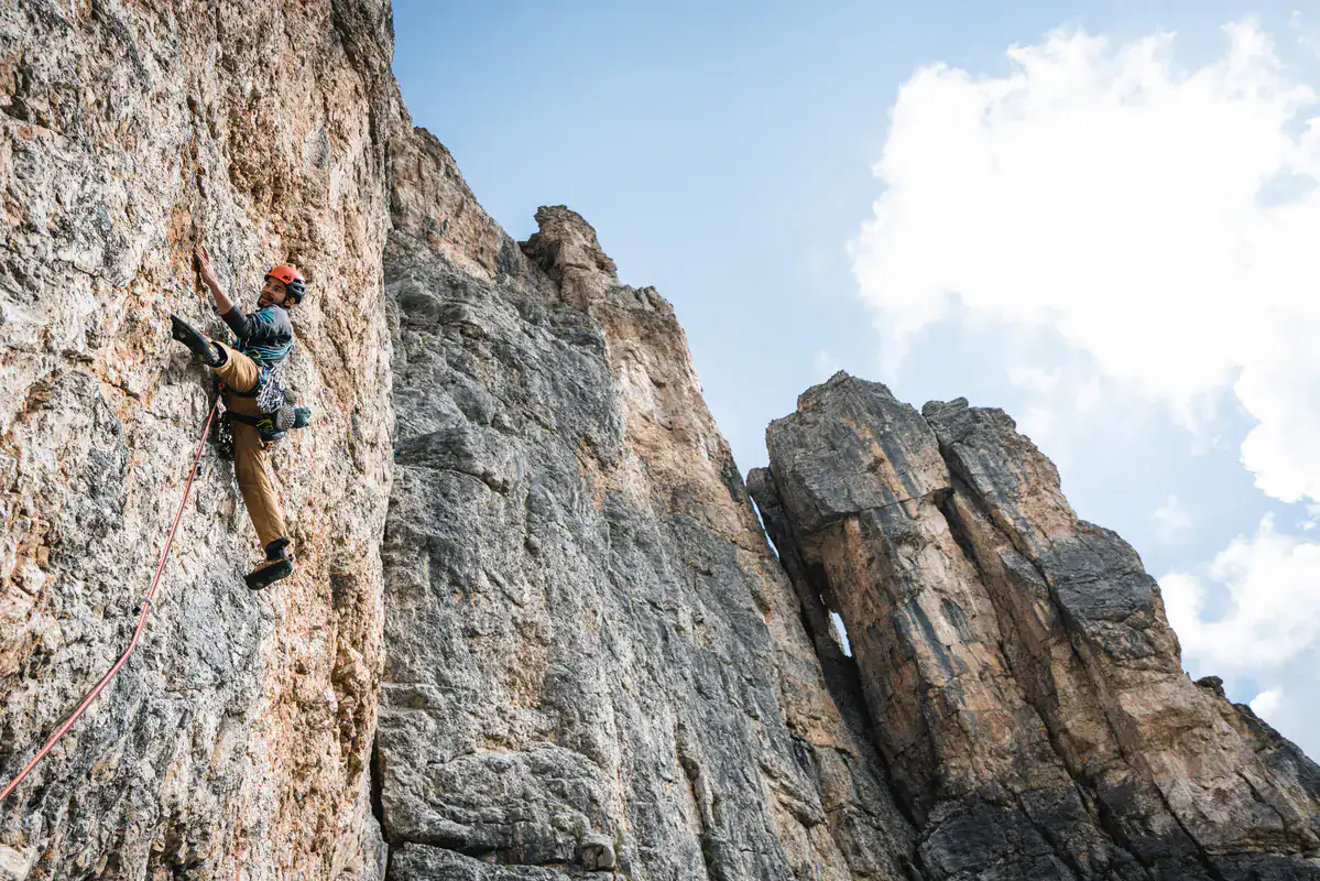 Kletterer im Vorstieg an einer alpinen Felswand