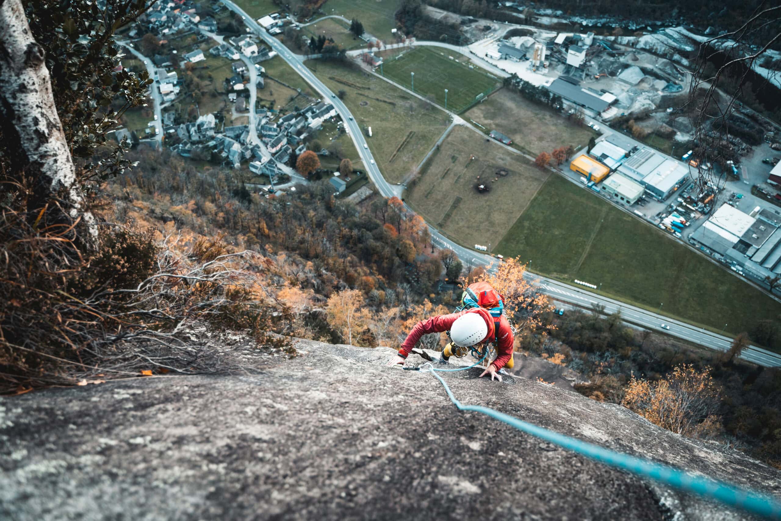 Kletterer in einer Mehrseillängenroute mit Tiefblick ins Tessiner Tal