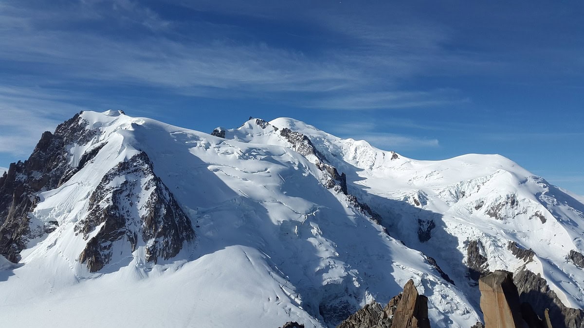 Verschneite Gipfelkuppe des Mont-Blanc-Massivs