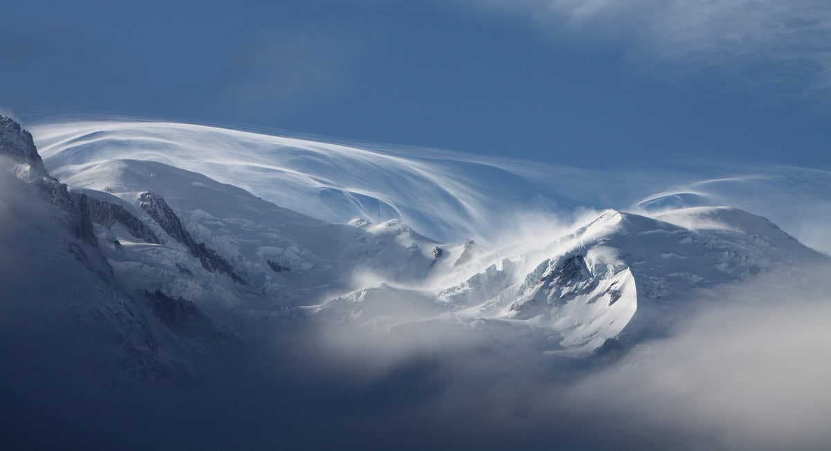 Schneefahnen über den vergletscherten Gipfelhängen des Mont Blanc