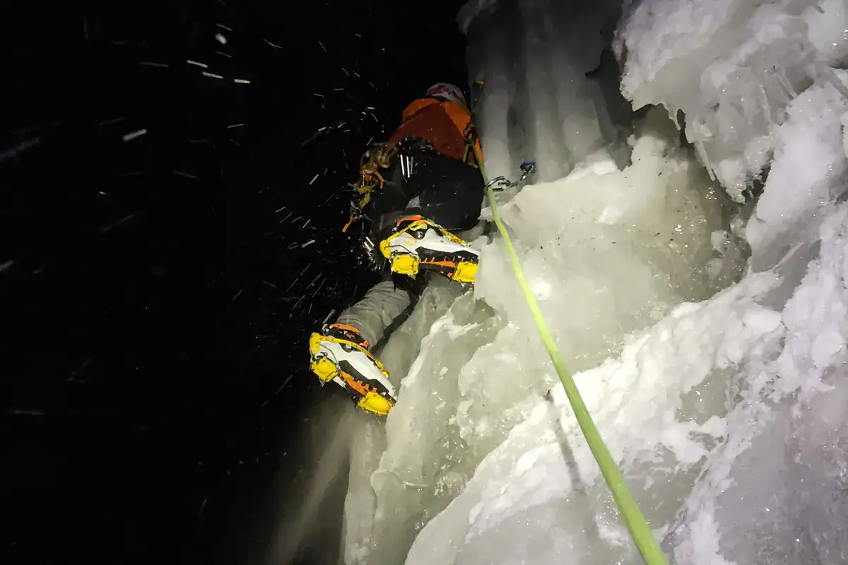 Eisklettern bei Mondlicht