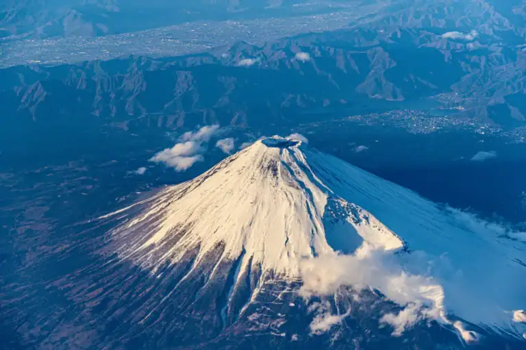 Schneebedeckter Vulkankegel des Fuji aus der Luft