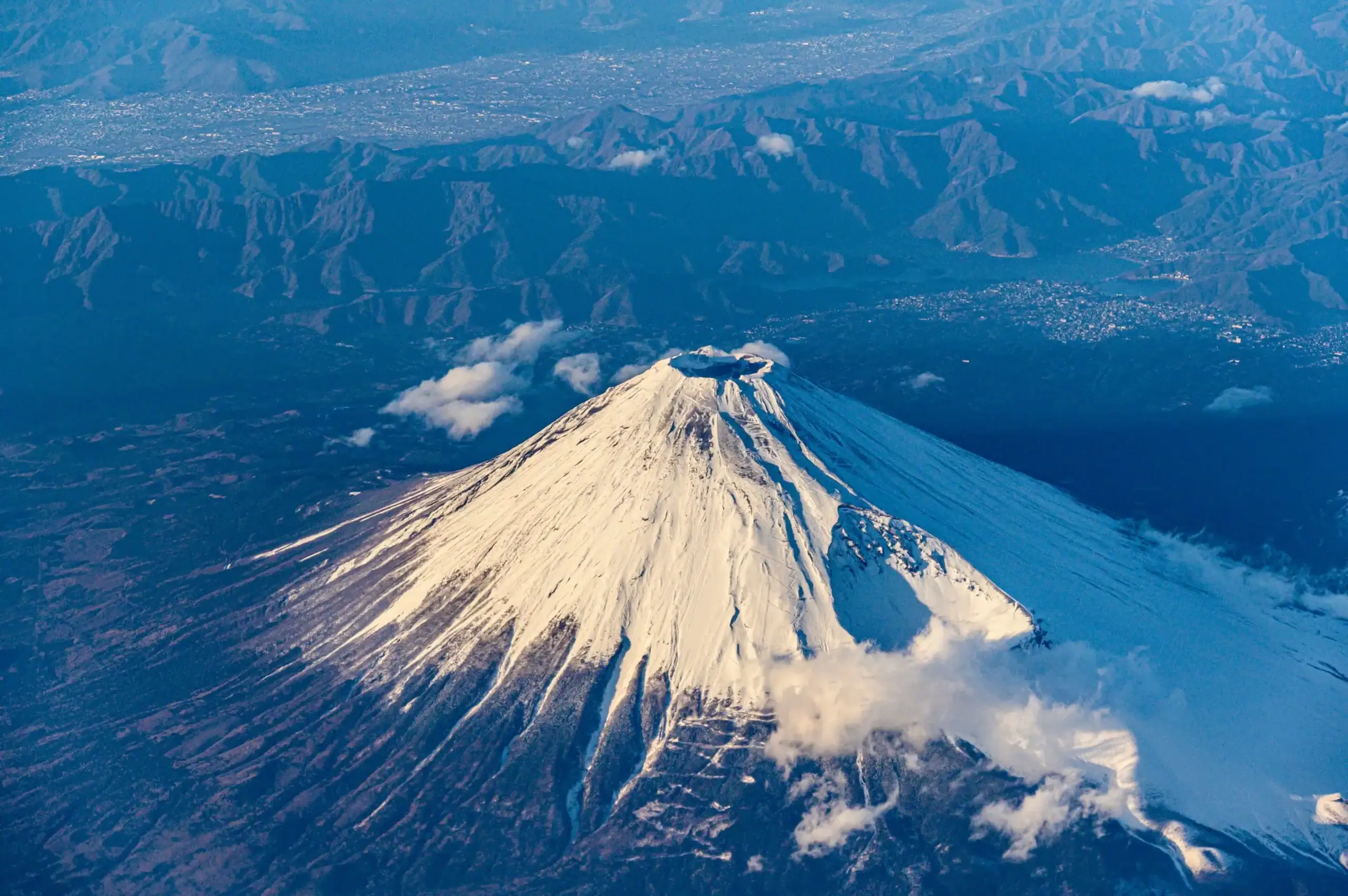 Schneebedeckter Vulkankegel des Fuji aus der Luft