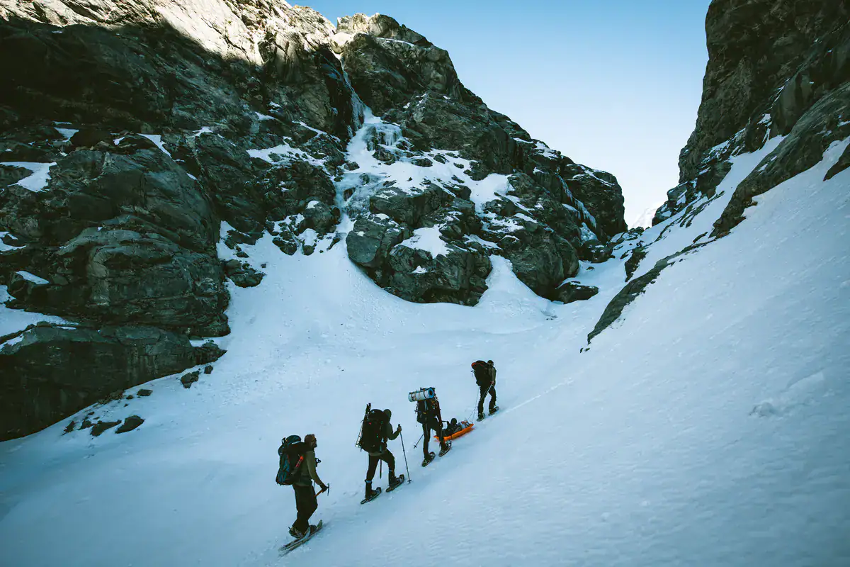 Schneeschuhwanderer im Gully