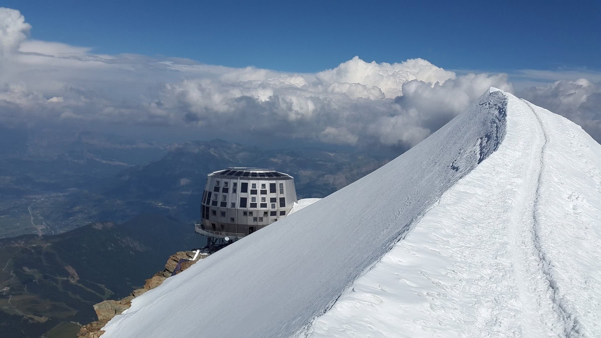 Goûter-Hütte auf dem Schneegrat am Mont Blanc