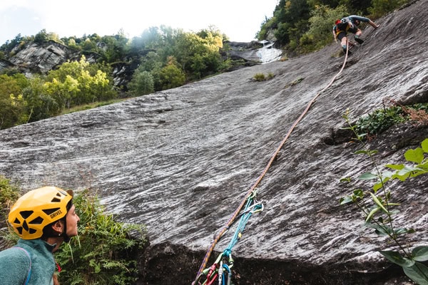 Seilschaft auf einer geführten Klettertour an einer Felsplatte